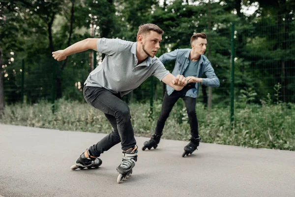 Rolschaatsen Twee Mannelijke Schaatsers Begint Speed Race Zomer Park Stadsrolschaatsen — Stockfoto