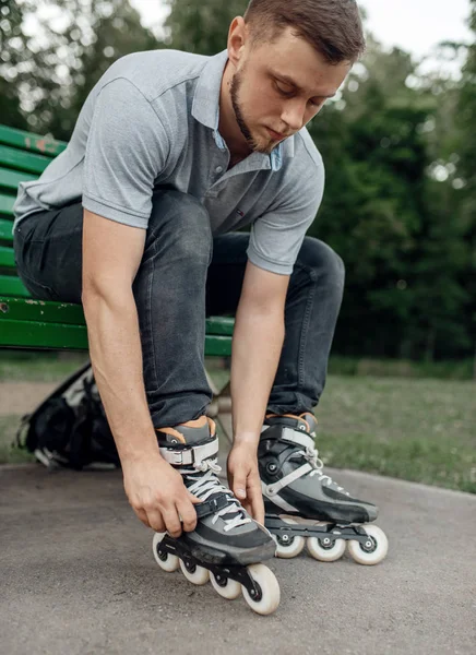 ローラースケート 男性スケーターは公園でスケートをします 都市ローラースケート アクティブな極端なスポーツ屋外 若者のレジャー ローラースケート — ストック写真
