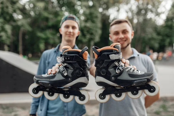 Rolschaatsen Twee Mannelijke Schaatsers Houden Schaatsen Handen Stadsrolschaatsen Actieve Extreme — Stockfoto