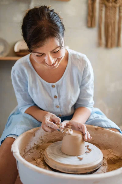 Female Potter Removes Extra Layer Pot Pottery Wheel Woman Molding — Stock Photo, Image