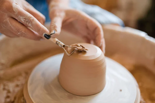 女性陶工去掉了罐子 陶瓷轮上多余的一层 一个女人在做碗 手工陶瓷艺术 陶制餐具 — 图库照片