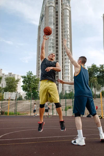 Dwóch Koszykarzy Grających Boisku Mężczyzna Sportowcy Odzież Sportowa Grać Grę — Zdjęcie stockowe