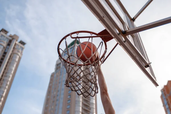 バスケットボールボールはバスケットの屋外でヒット ストリートボールスポーツ ゲームのコンセプト — ストック写真