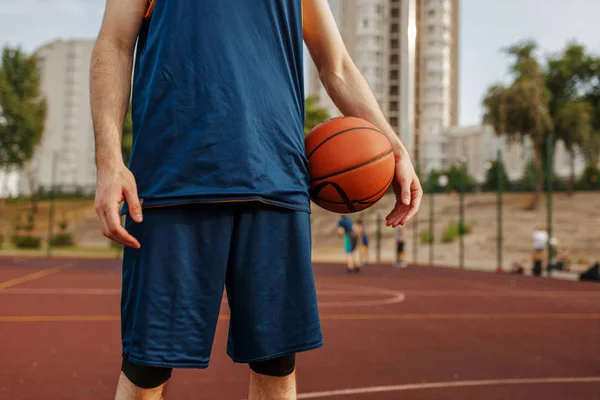 Jugador Baloncesto Masculino Sostiene Una Pelota Cancha Aire Libre Atleta —  Fotos de Stock