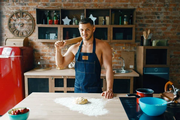 Joven Esposo Ropa Interior Cocinando Cocina Hombre Desnudo Delantal Preparando — Foto de Stock