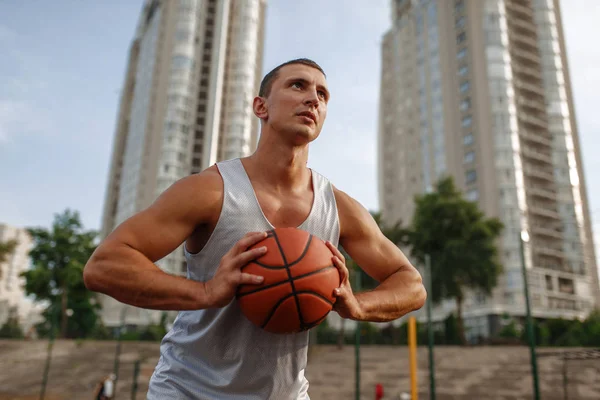 Basketball Player Aiming Throw Outdoor Court Male Athlete Sportswear Holds — Stock Photo, Image