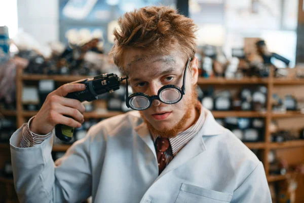 과학자는 실험실에서 드라이버 신전에 놓는다 도구들을 배경으로 실험실 — 스톡 사진