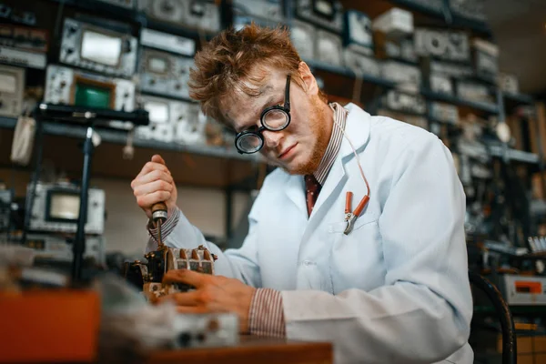 Vreemde Wetenschapper Werkt Met Soldeerbout Test Het Laboratorium Elektrische Beproevingsgereedschappen — Stockfoto