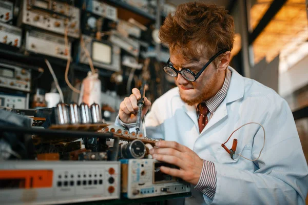 Dziwny Naukowiec Lutujący Chipy Test Laboratorium Elektryczne Narzędzia Badawcze Tle — Zdjęcie stockowe