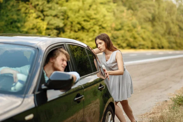 Young Woman Pushing Broken Car Man Road Breakdown Crashed Automobile — Stock Photo, Image