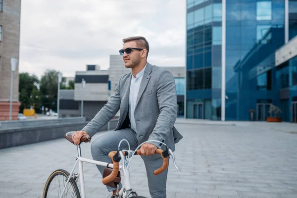 Homem Negócios Óculos Sol Posa Bicicleta Prédio Escritório Centro Cidade — Fotografia de Stock