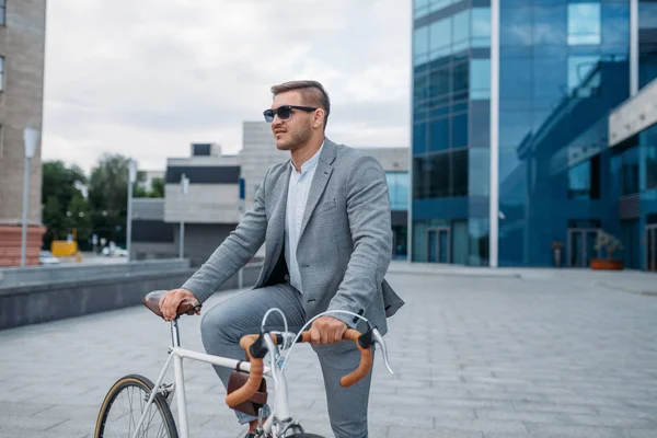 Een Zakenman Met Een Zonnebril Poseert Fiets Het Kantoorgebouw Het — Stockfoto