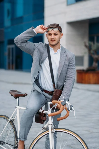 Homem Negócios Óculos Sol Posa Bicicleta Prédio Escritório Centro Cidade — Fotografia de Stock