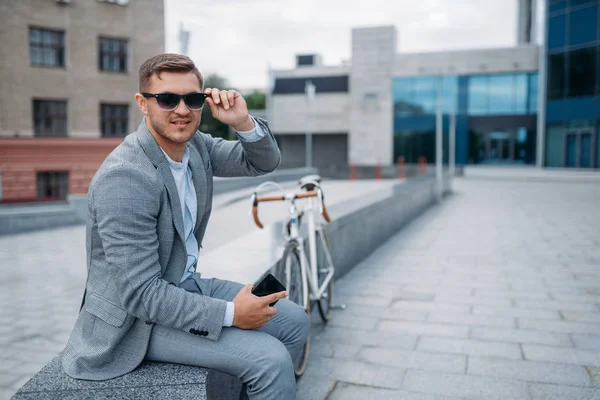 Jeden Biznesmen Okularach Przeciwsłonecznych Pozuje Rowerze Biurowcu Centrum Osoba Fizyczna — Zdjęcie stockowe