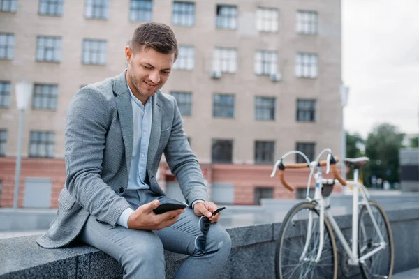 Homme Affaires Pose Avec Vélo Immeuble Bureaux Centre Ville Homme — Photo