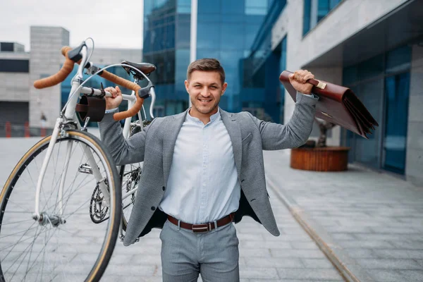 Silny Biznesmen Trzyma Rower Teczkę Szklanym Biurowcu Centrum Biznes Osoba — Zdjęcie stockowe