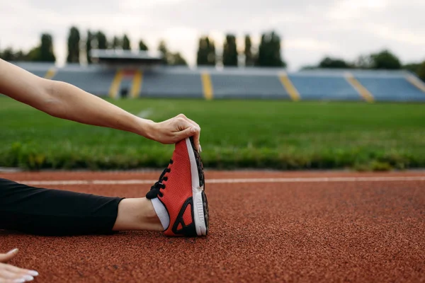 Biegaczka Odzieży Sportowej Trening Stadionie Kobieta Robi Ćwiczenia Rozciągające Przed — Zdjęcie stockowe