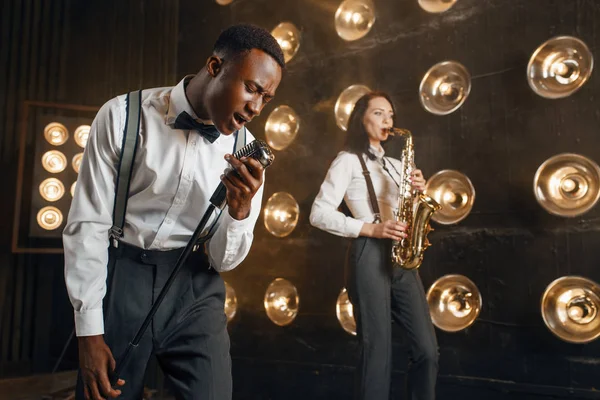 Sahnede Sahne Işıklarıyla Saksafoncusu Olan Erkek Jazzman Kadın Saksafoncu Sahnede — Stok fotoğraf