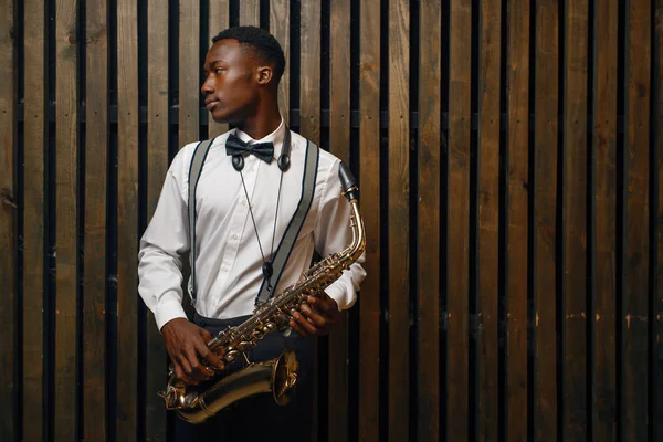 Artista Jazz Africano Con Saxofón Fondo Madera —  Fotos de Stock