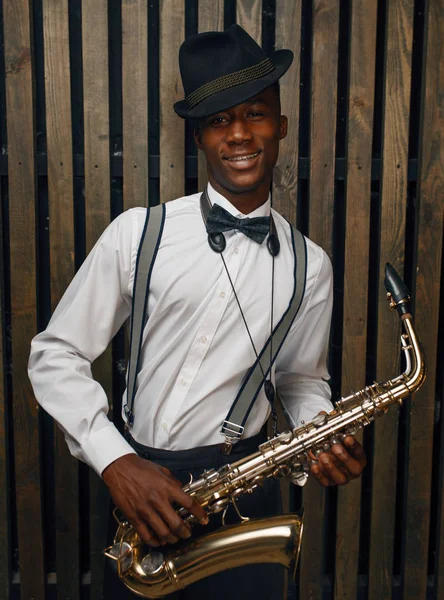 Músico Jazz Sorridente Africano Posa Com Saxofone Fundo Fench Madeira — Fotografia de Stock