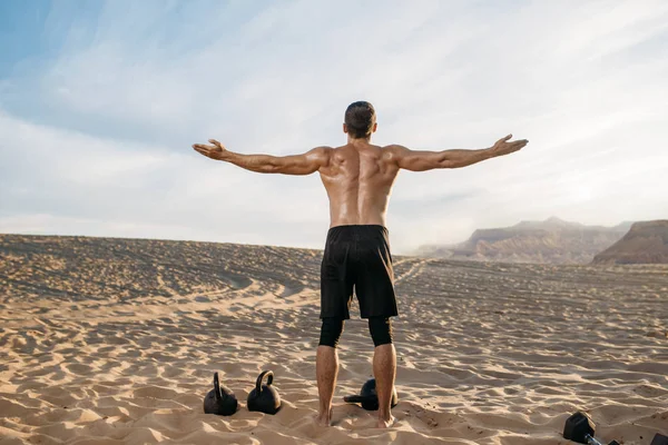 Αθλητής Κάνει Ασκήσεις Βάρη Στην Έρημο Την Ηλιόλουστη Μέρα Πίσω — Φωτογραφία Αρχείου