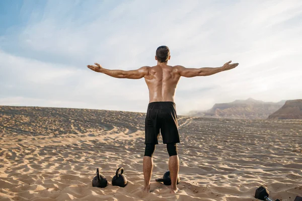 Sportsman Faire Des Exercices Avec Des Poids Dans Désert Journée — Photo