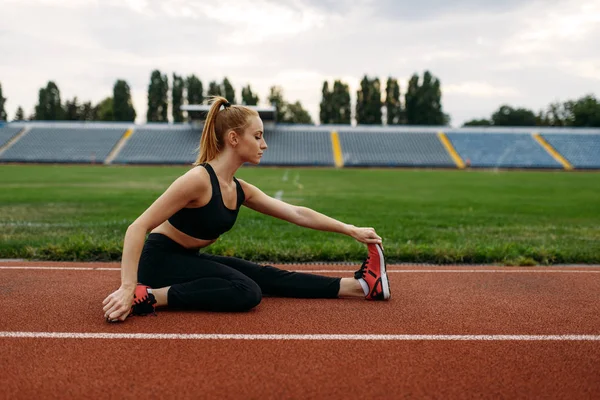 スポーツウェアの女性ランナー スタジアムでのトレーニング 屋外アリーナで実行する前に運動をストレッチ女性 — ストック写真