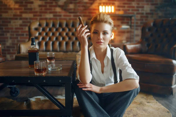 Zakenvrouw Strikte Kleding Ontspannen Vloer Met Whisky Sigaar Retro Mode — Stockfoto