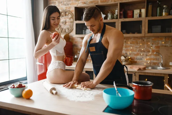 Ερωτικό Ζευγάρι Εσώρουχα Μαγειρεύει Στην Κουζίνα Γυμνοί Άνδρες Και Γυναίκες — Φωτογραφία Αρχείου