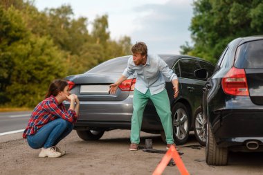 Trafik kazası, kadın ve erkek sürücüler halledildi. Otomobil kazası, acil durum dur işareti. Bozuk otomobil ya da hasarlı araç, otoyolda araba kazası