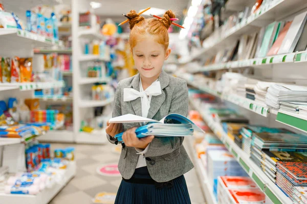 Uma Menina Escola Com Cadernos Papelaria Criança Feminina Comprando Material — Fotografia de Stock