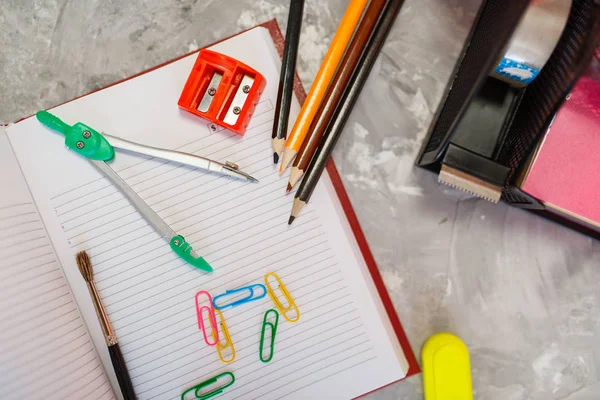 Bürobedarf Bleistiftspitzer Auf Dem Tisch Schreibwarengeschäft Niemand Sortiment Geschäft Zubehör — Stockfoto