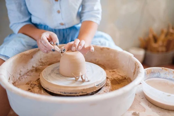 车间的陶瓷轮上的湿壶 一个女人在做碗 手工陶瓷艺术 陶瓷餐具 传统业余爱好 — 图库照片