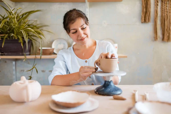 Perempuan Potter Kulit Pot Bengkel Tembikar Wanita Membentuk Mangkuk Keramik — Stok Foto
