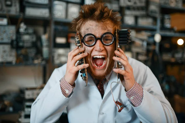 Engenheiro Estranho Segura Chips Eletrônicos Seu Rosto Laboratório Ferramentas Teste — Fotografia de Stock