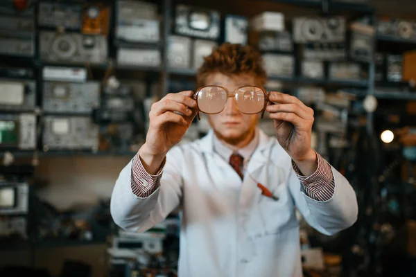 Vreemde Wetenschapper Kijkt Door Glazen Het Laboratorium Elektrische Beproevingsgereedschappen Achtergrond — Stockfoto