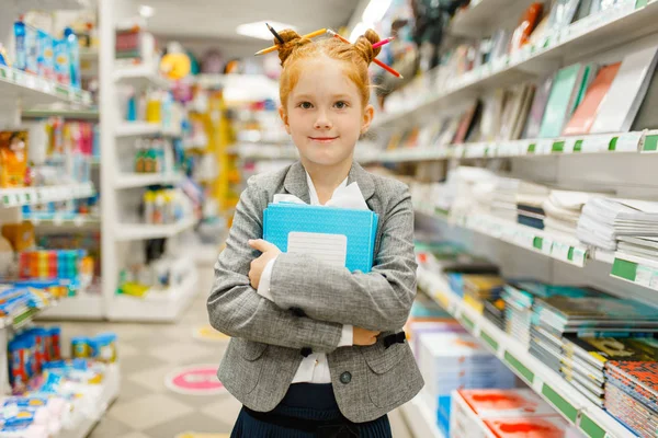 Μια Μαθητριούλα Σημειωματάρια Στο Χαρτοπωλείο Θηλυκό Παιδί Αγοράζει Είδη Γραφείου — Φωτογραφία Αρχείου