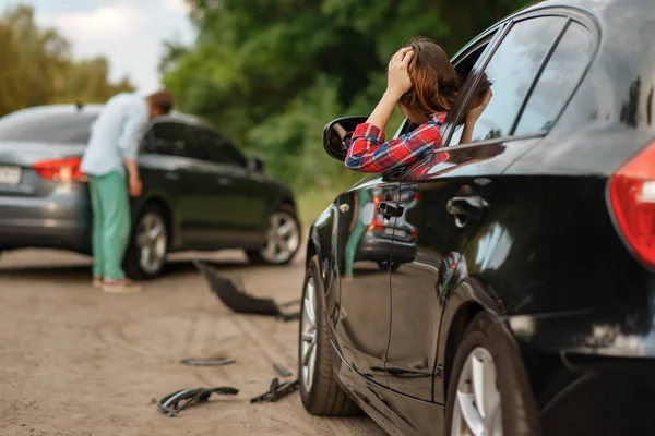 Araba Kazasından Sonra Erkek Kadın Sürücüler Otomobil Kazası Bozuk Otomobil — Stok fotoğraf