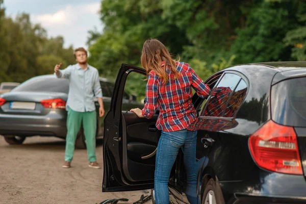 Conductores Masculinos Femeninos Después Accidente Coche Carretera Accidente Automovilístico Automóvil —  Fotos de Stock