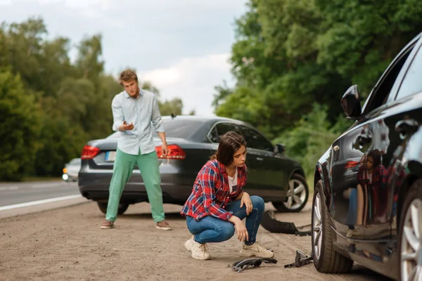 Conductores Masculinos Femeninos Están Gritando Después Accidente Coche Carretera Accidente — Foto de Stock