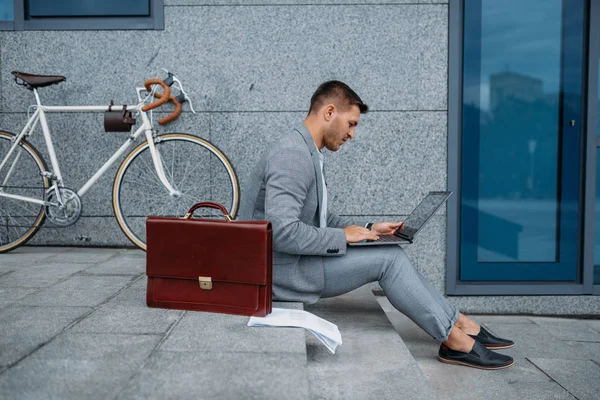 Empresario Con Bicicleta Laptop Almorzando Edificio Oficinas Del Centro Persona — Foto de Stock