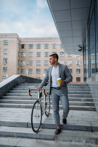 Бізнесмен Костюмі Велосипедом Спускається Сходами Офісній Будівлі Центрі Міста Ділова — стокове фото