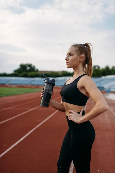 Corridore Donna Abbigliamento Sportivo Beve Acqua Allenamento Sullo Stadio Donna — Foto Stock