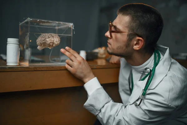 Manlig Psykiater Labbrock Håller Behållare Med Den Mänskliga Hjärnan Mentalsjukhus — Stockfoto