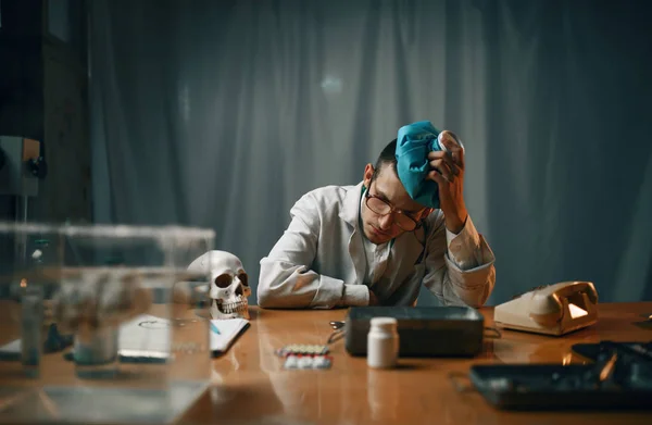 Cansado Psiquiatra Masculino Jaleco Sentado Mesa Num Hospital Psiquiátrico Médico — Fotografia de Stock