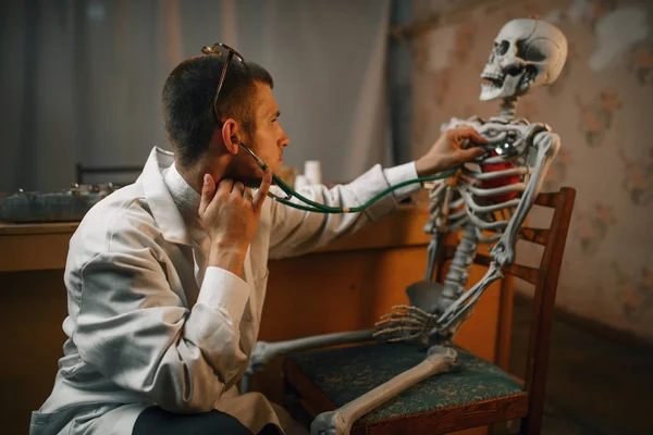 Psiquiatra Masculino Con Estetoscopio Escuchando Esqueleto Hospital Mental Médico Clínica —  Fotos de Stock