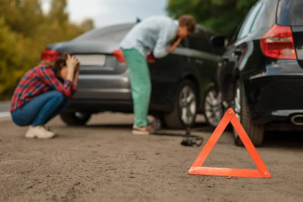 Accidente Coche Carretera Conductores Masculinos Femeninos Choque Automóvil Señal Parada — Foto de Stock