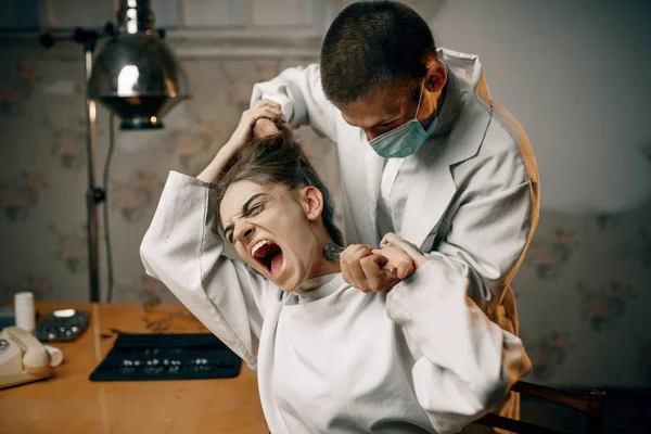 Psychiater Met Injectiespuit Maakt Een Kalmerende Injectie Bij Gekke Vrouwelijke — Stockfoto
