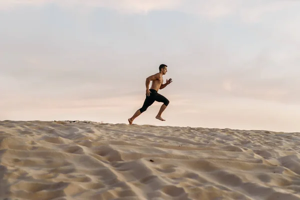 Férfi Atléta Futás Edzés Sivatagban Napsütéses Napon Erős Motiváció Sportban — Stock Fotó