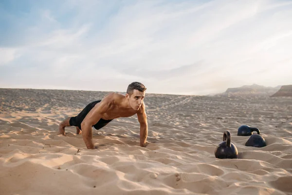 Sportember Push Gyakorlatokat Végez Sivatagban Napsütéses Napokon Erős Motiváció Sportban — Stock Fotó
